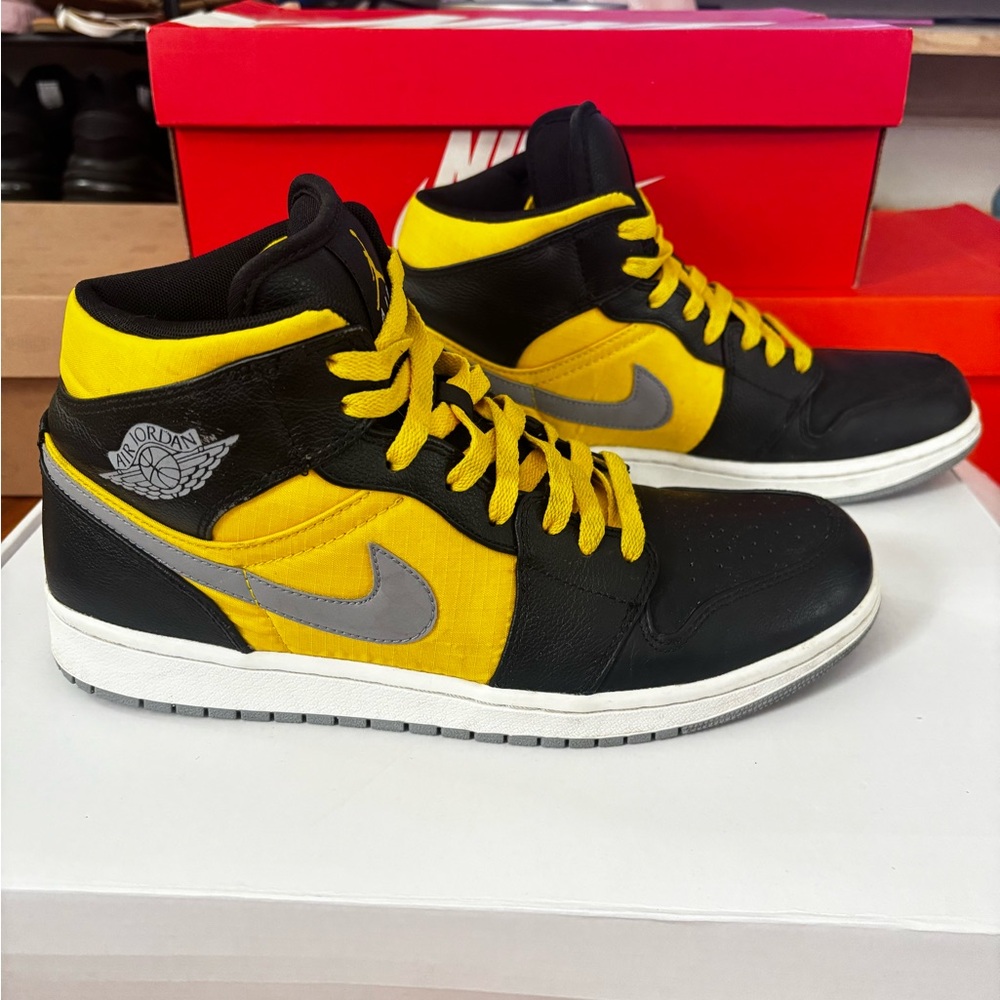 Nike Air Jordan Retro 1 Mid SE